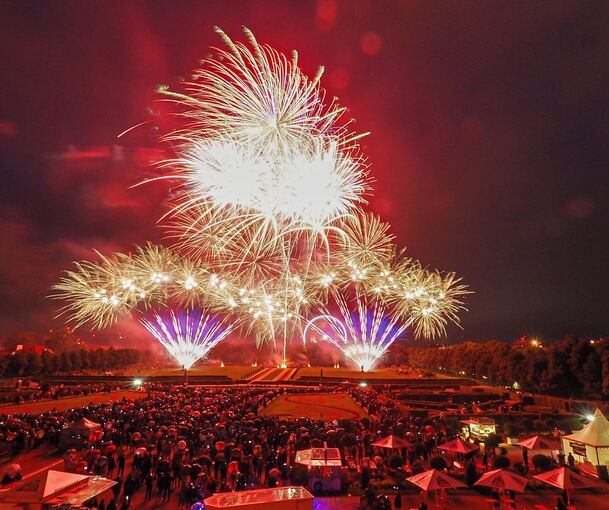 Auf Musik von Giacomo Puccini erleuchtet die Pyrotechnik den Himmel über dem Südgarten des Blühenden Barocks.