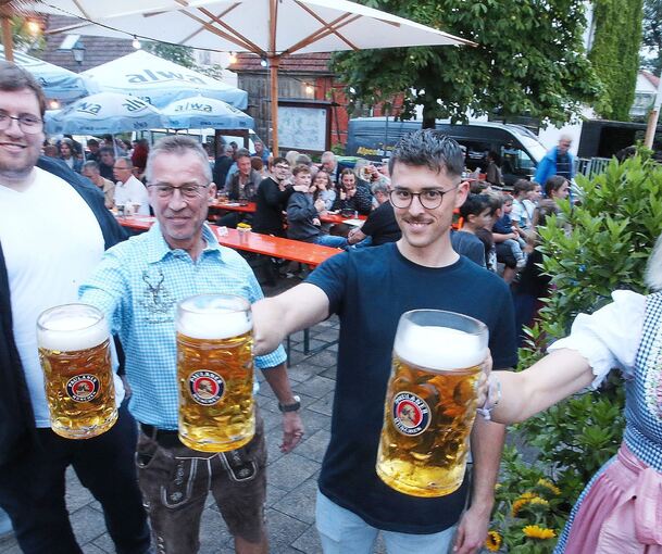 Das Bierkrugstemmen ist beim Oktoberfest eine beliebte Gaudi. Auch in Unterriexingen gehörte das kuriose Kräftemessen zum Programm.