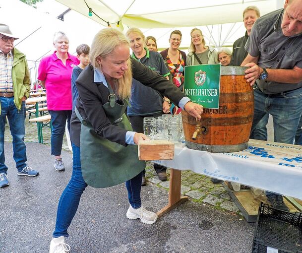 Bürgermeisterin Simone Lehnert setzt zum Fassanstich an.