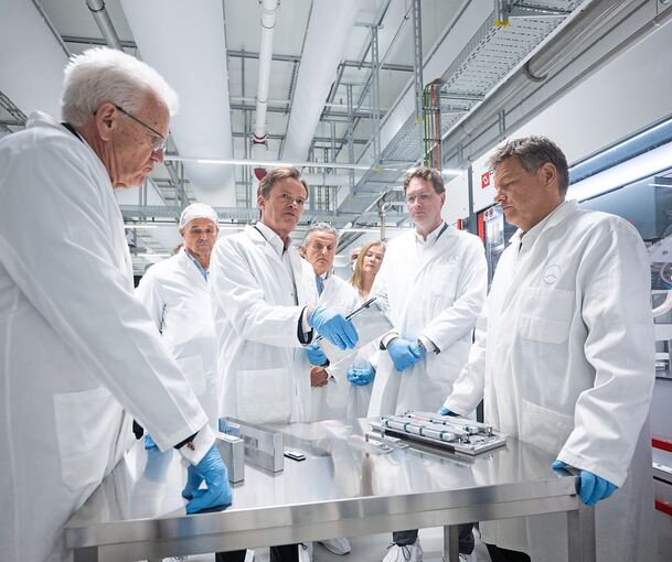 Ministerpräsident Winfried Kretschmann, Mercedes-Vorstandsmitglied Markus Schäfer, Mercedes-Vorstandschef Olaf Källenius und Minister Robert Habeck in einem Reinraum für die Batterieproduktion im Gespräch (vorne von links).