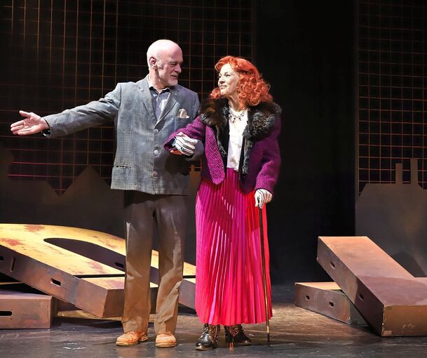 Fast schmerzlich intensiv: „Der Besuch der alten Dame“ im Theater der Altstadt.
