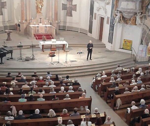 Gut gefüllt ist die Friedenskirche bei den Nachteulen-Gottesdiensten.Foto: p Gut gefüllt ist die Friedenskirche bei den Nachteulen-Gottesdiensten.