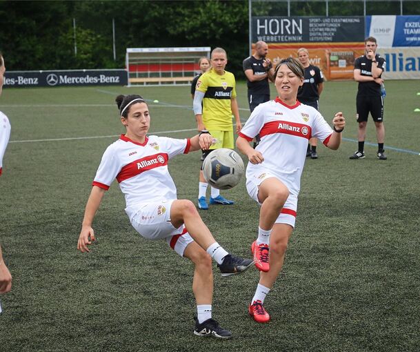 Ball und Aufstieg im Visier: Anja Selenski (l.) und Yuka Hirano.