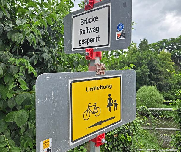 Schilder weisen auf den gesperrten Steg über die Enz hin.