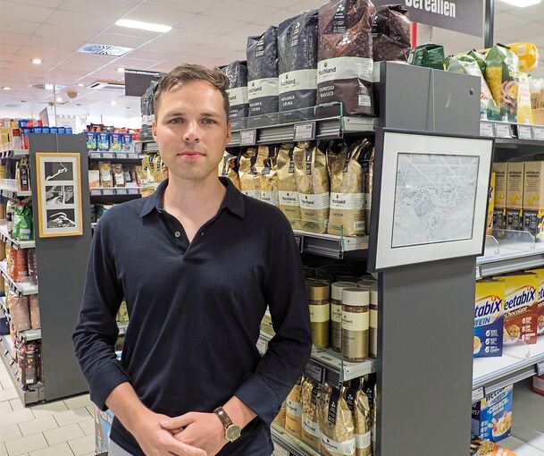 Malerei und Grafik sowie Videoarbeiten von Christian Kurzawe sind zwischen den Regalen im Freiberger Edeka-Markt zu entdecken.