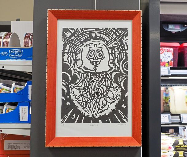 Malerei und Grafik sowie Videoarbeiten von Christian Kurzawe sind zwischen den Regalen im Freiberger Edeka-Markt zu entdecken.