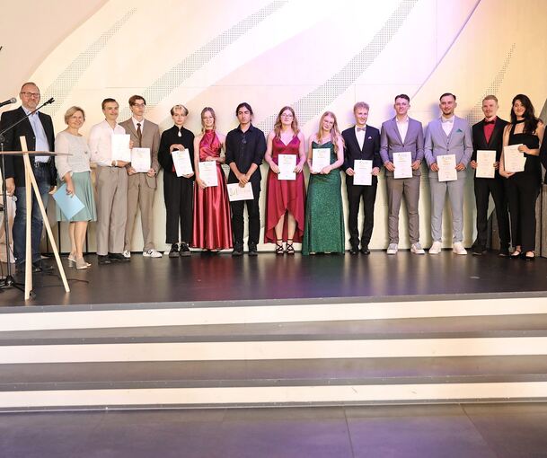 Schulleiterin Andrea Theile-Stadelmann und Abteilungsleiter des TG, Christian Müller, zusammen mit allen Abiturientinnen und Abi Schulleiterin Andrea Theile-Stadelmann und Abteilungsleiter des TG, Christian Müller, zusammen mit allen Abiturientinnen und Abiturienten, die einen Preis oder eine Belobigung erhielten.