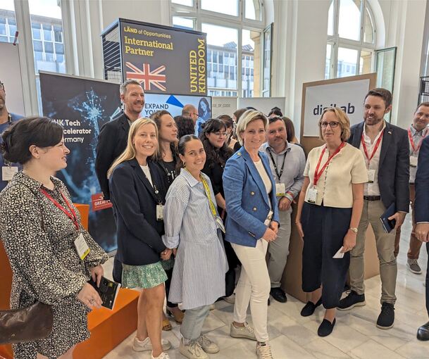 Wirtschaftsministerin Nicole Hoffmeister-Kraut (Mitte) mit Teilnehmern des sogenannten Start-up BW Summit in Stuttgart.