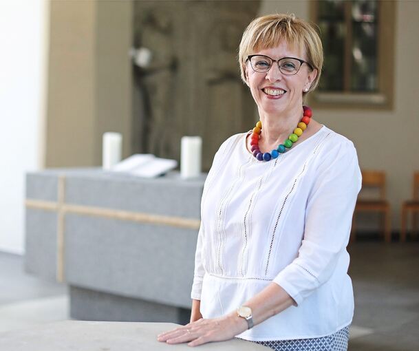 Pfarrerin Elke Goldmann vor dem Altar in der Hochberger Schlosskirche.