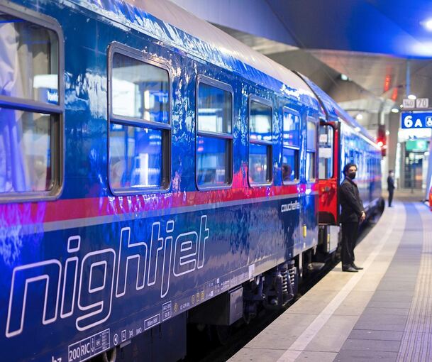 Ein Nachtzug der ÖBB am Wiener Hauptbahnhof.