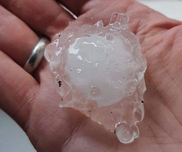 Bis zu fünf Zentimeter groß waren die Hagelkörner, wie hier in Kornwestheim. Foto: privat Bis zu fünf Zentimeter groß waren die Hagelkörner, wie hier in Kornwestheim.