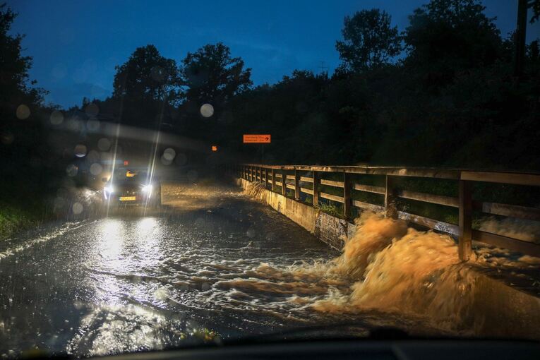 Gewitter mit Starkregen und Hagel in Bayern Gewitter mit Starkregen und Hagel in Bayern