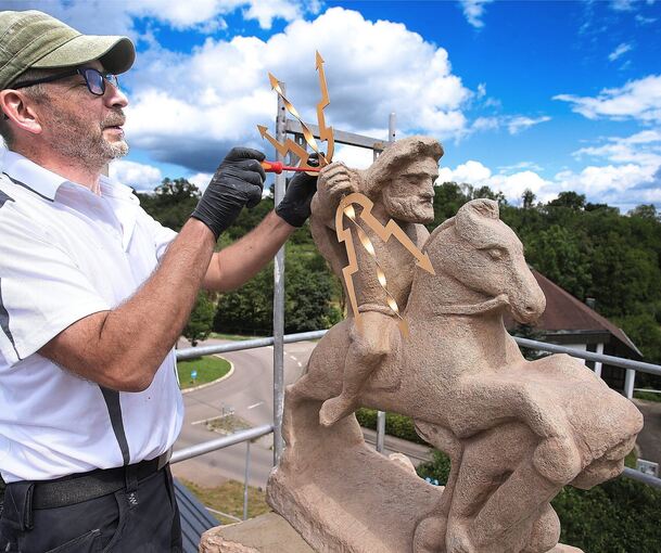 Der Freiberger Restaurator Gunter Weinreuter hat am Samstag die Jupiterstatue auf die Jupitergigantensäule gesetzt.