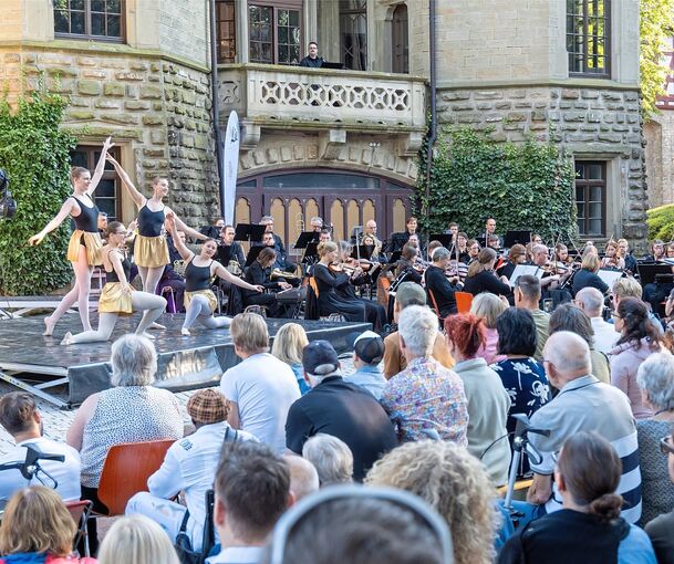 Musik und Tanz im Hemminger Schlosspark. Das Publikum genießt den stimmungsvollen Auftritt.