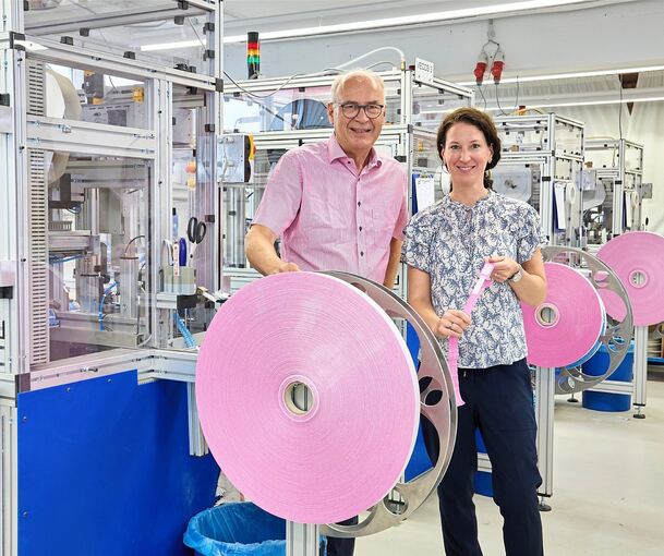 Die Kimetec-Geschäftsführer Hansjörg Kirchner und Caroline Ihle vor einer Maschine zur Produktion von Einweg-Venenstauern.