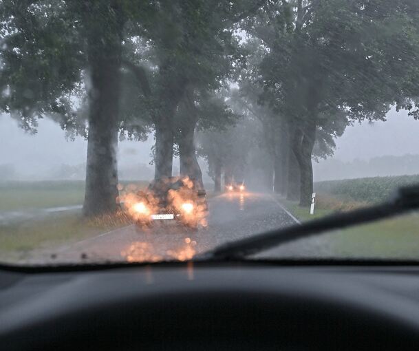 Es gibt immer häufiger Starkregenereignisse. In Ditzingen wurden neue Gefahrenkarten vorgestellt. Symbolbild: Patrick Pleul/dpa
