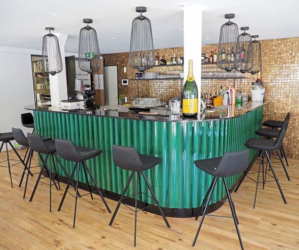 Die Bar im Entree lädt zu Cocktails, Champagner und Kaffee ein.