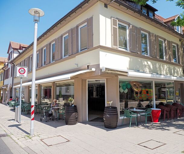 30 Außensitzplätze gibt es entlang des Gebäudes auf beiden Seiten.