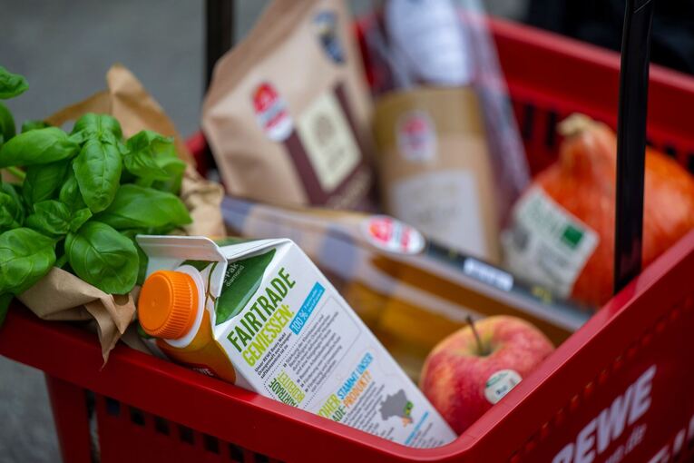 Einkaufskorb mit Lebensmitteln Einkaufskorb mit Lebensmitteln