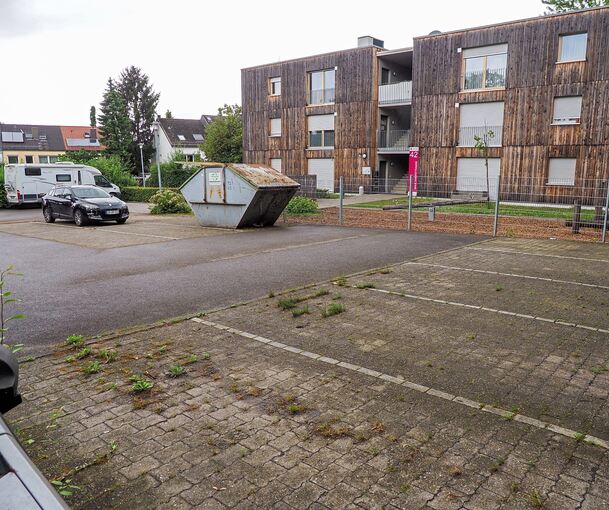 Auf dem Parkplatz hinter der Flüchtlingsunterkunft in der Brucknerstraße ist der Neubau geplant.