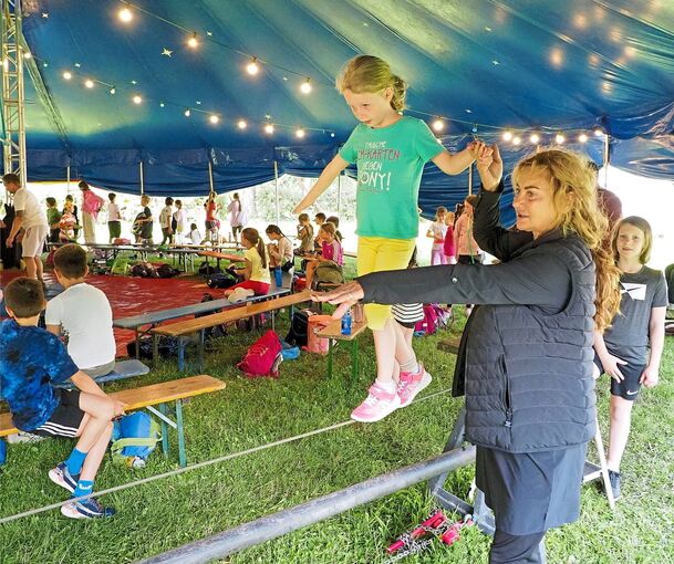 Auf dem Hochseil wird noch ein wenig Hilfe benötigt.