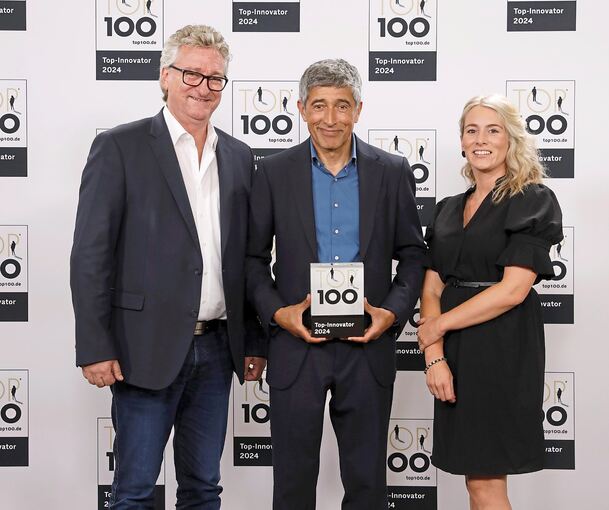 Top 100: Wissenschaftsautor und TV-Moderator Ranga Yogeshwar (Mitte) überreichte Gramm-Geschäftsführer Peter Schilderoth und Marketing-Leiterin Kathrin Kulzer bei der Preisverleihung des Innovationswettbewerbs Top 100 in Weimar das „Top 100-Siegel“.