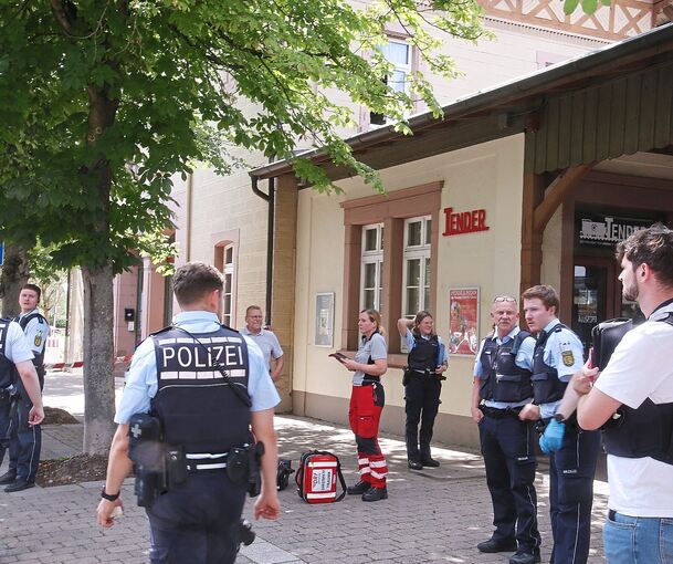 Kurz nach der Tat: Vor dem Bahnhof Sachsenheim hatte sich ein Großaufgebot an Polizei und Rettungskräften versammelt.