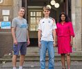 Bennet Tanzmann (Mitte) ist Peer Educator am Schillergymnasium. Sein Lehrer Benni Pantoudis (links) hat ihn bei der Ausbildung begleitet. Uschi Traub vom Gesundheitsamt begleitet das Projekt.