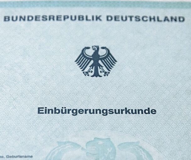 Wer einen Antrag auf Einbürgerung stellt, muss Geduld haben. Aktuell ist die Bearbeitungszeit beim Landratsamt Ludwigsburg sehr lang. Symbold