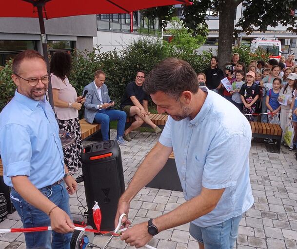 Für die Einweihung durch Vertreter von Helukabel und Elternbeirat, hier der Vorsitzende Benjamin Adam (v. l.), gab es ein selbst komponiertes Dankeslied.