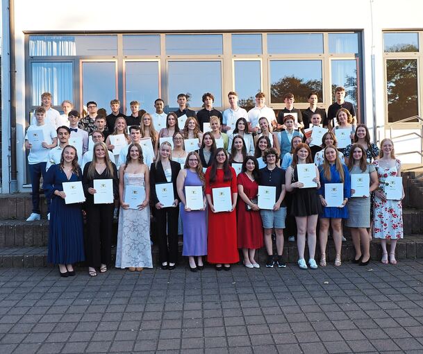 Der Abitursjahrgang 2024 des Alfred-Amann-Gymnasiums Bönnigheim.