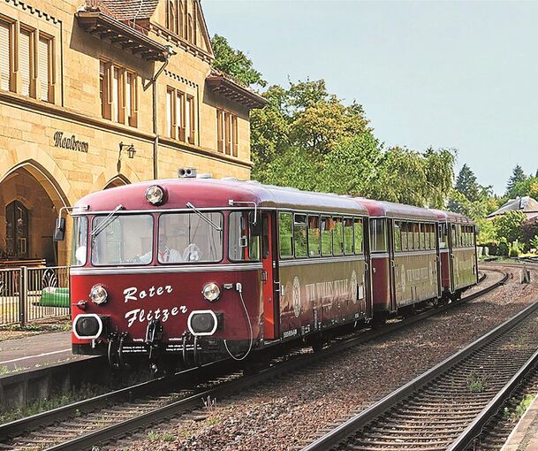 Der historische rote Zug hält auch in Ludwigsburg.