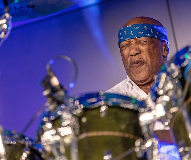 Starker Auftakt: Billy Cobham erhält die German Jazz Trophy, spielt aber natürlich auch einige Takte.