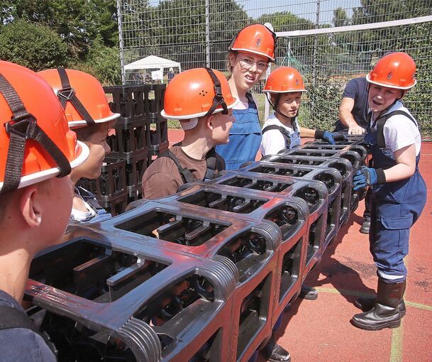 Kistendrücken ist eine der Disziplinen beim Pokalwettkampf der Jugendfeuerwehren.