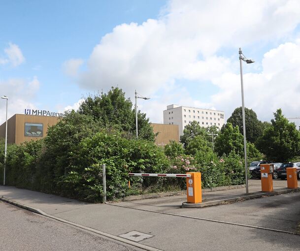 Blick nach Norden: Der Parkplatz gehört Nestlé, die mit der Aufgabe des Franck-Areals dafür keine Verwendung mehr haben.