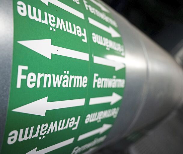 Leitungen in der Verteilerstation eines Heizkraftwerks.