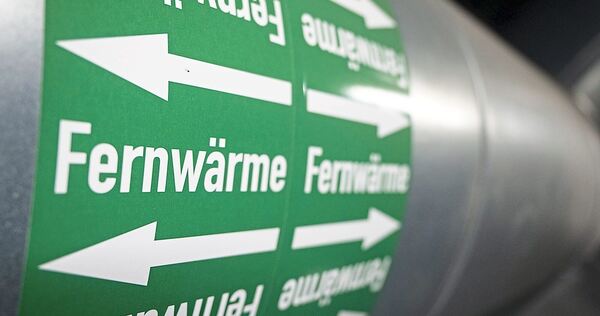 Leitungen in der Verteilerstation eines Heizkraftwerks.