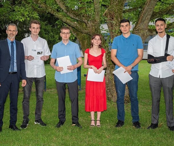 Schulleiter Oliver Schmider mit den Preisträgern des Berufskollegs:Niclas Dietz, László Engemann, Alina Sichler, Dusan Besevic und Mouad Lamdiziz (v.l.).