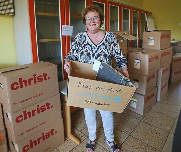 Rektorin Ute Matt im Umzugsstress: In den Fluren der Kasteneckschule türmen sich die Kartons.