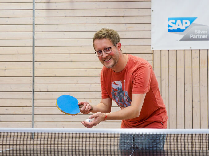 Redakteur Markus Stübler beim Aufschlag.