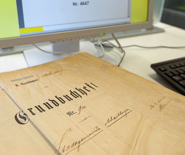 Relikt: Alte Grundbuchhefte müssen nicht physisch vorliegen, sie können mittlerweile auch digital geführt werden.