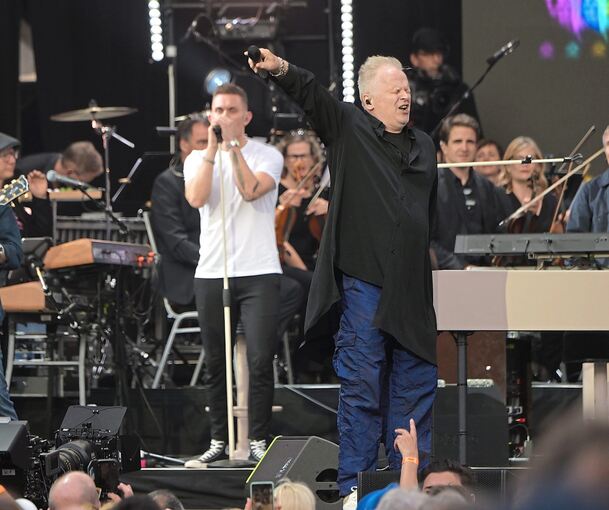Begeisterung pur: Herbert Grönemeyer mit Band und Stuttgarter Philharmonikern bei den Jazzopen.