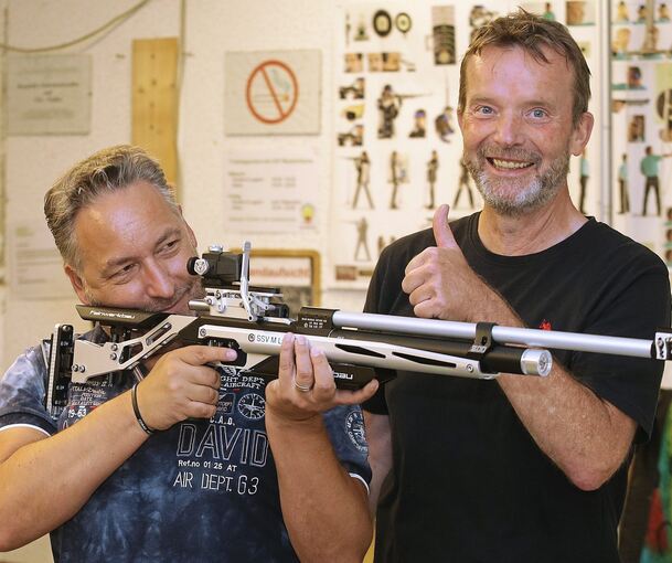 Sportredakteur Andreas Eberle zielt mit dem Luftgewehr auf die zehn Meter entfernte Scheibe. Sein Mentor Martin Haug vom SSV Mundelsheim ist mit der Schusshaltung seines Schützlings zufrieden.
