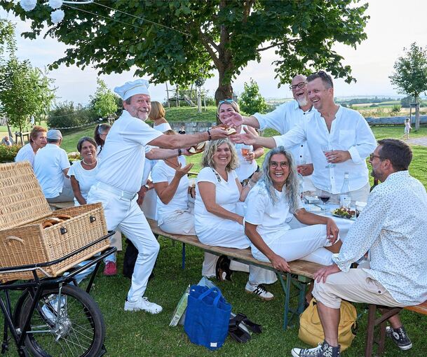 Ganz in Weiß genießen die Besucher ihre Brezeln.