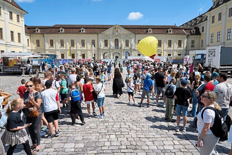 Lange Schlangen vor dem Start des Creator Day by Lewinray im Residenzschloss.