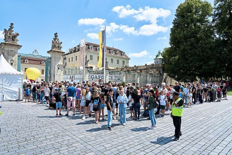 Lange Schlangen vor dem Start des Creator Day by Lewinray im Residenzschloss.
