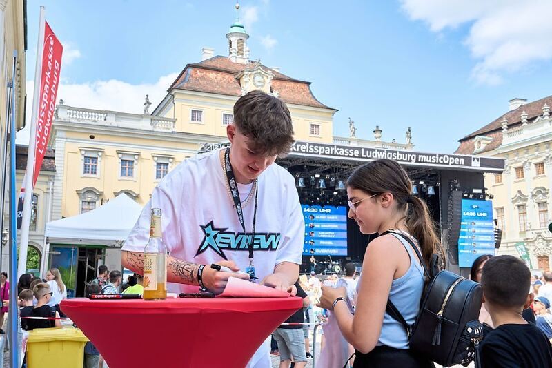 Junge Autogrammjägerinnen.