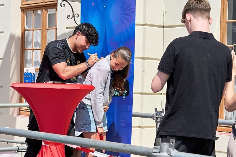 Junge Autogrammjägerinnen.