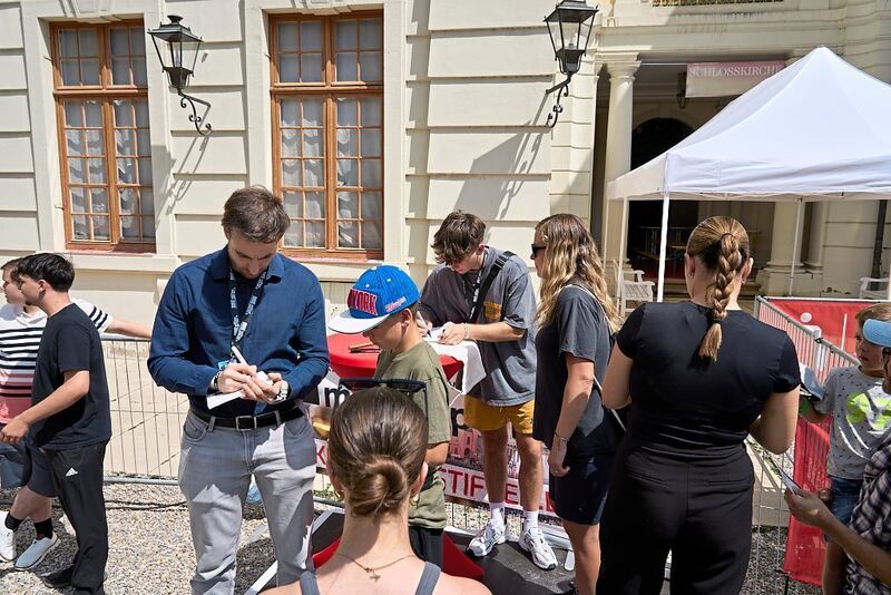 Hoch im Kurs: Autogramme und Selfies.