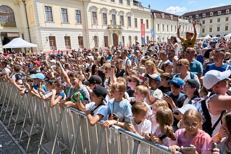 Die Kinder jubeln den Influencern zu.